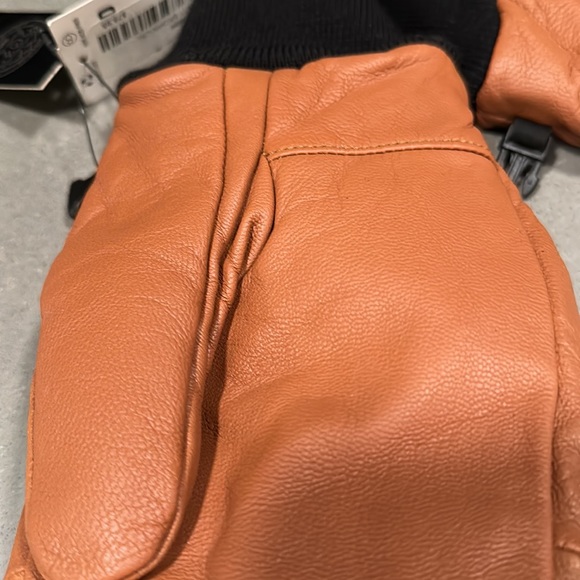 Thirtytwo valve mitt NWT - Picture 3 of 3